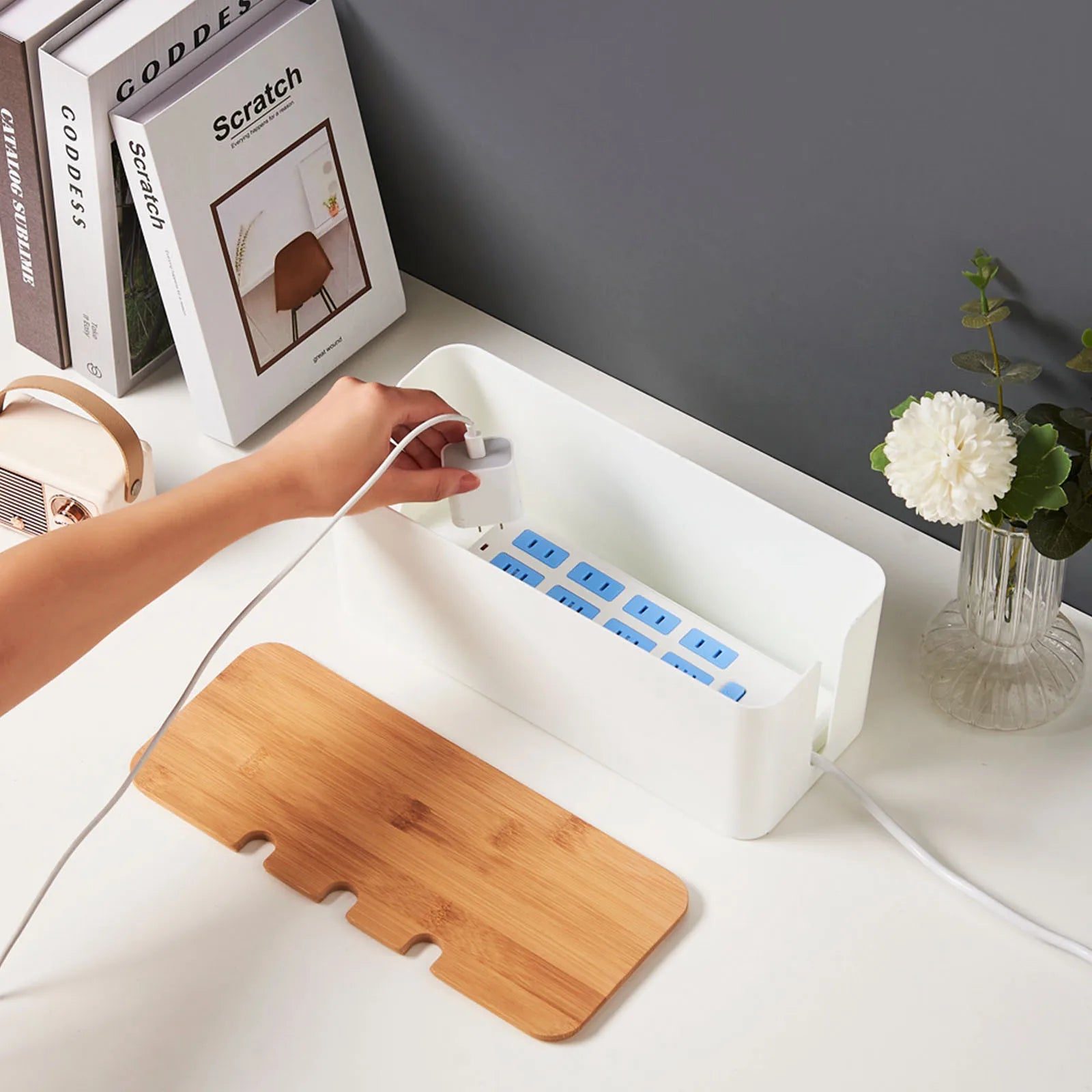 Grote kabelbox in houtlook voor tv en bureau